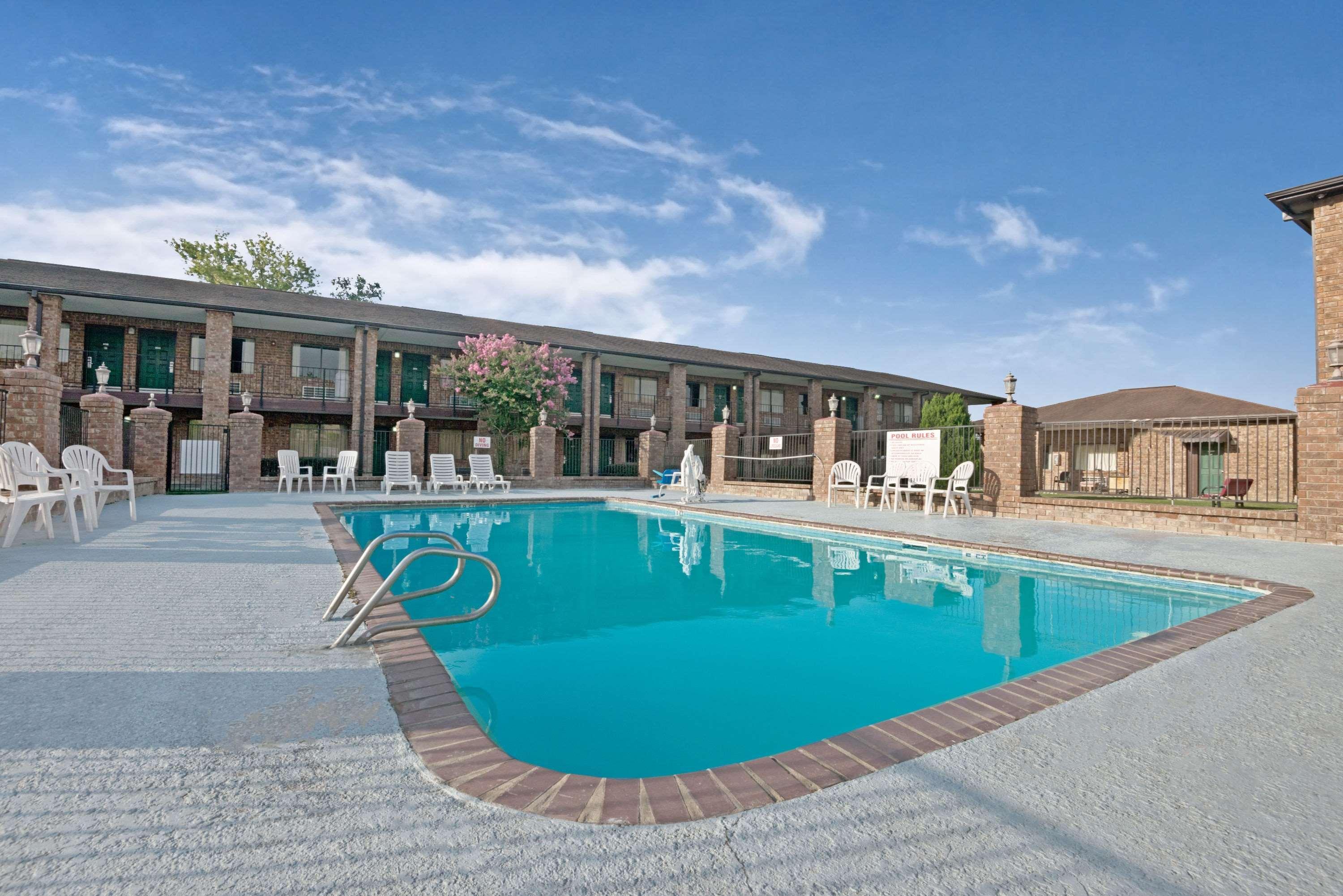 Super 8 By Wyndham Universal City Eksteriør bilde