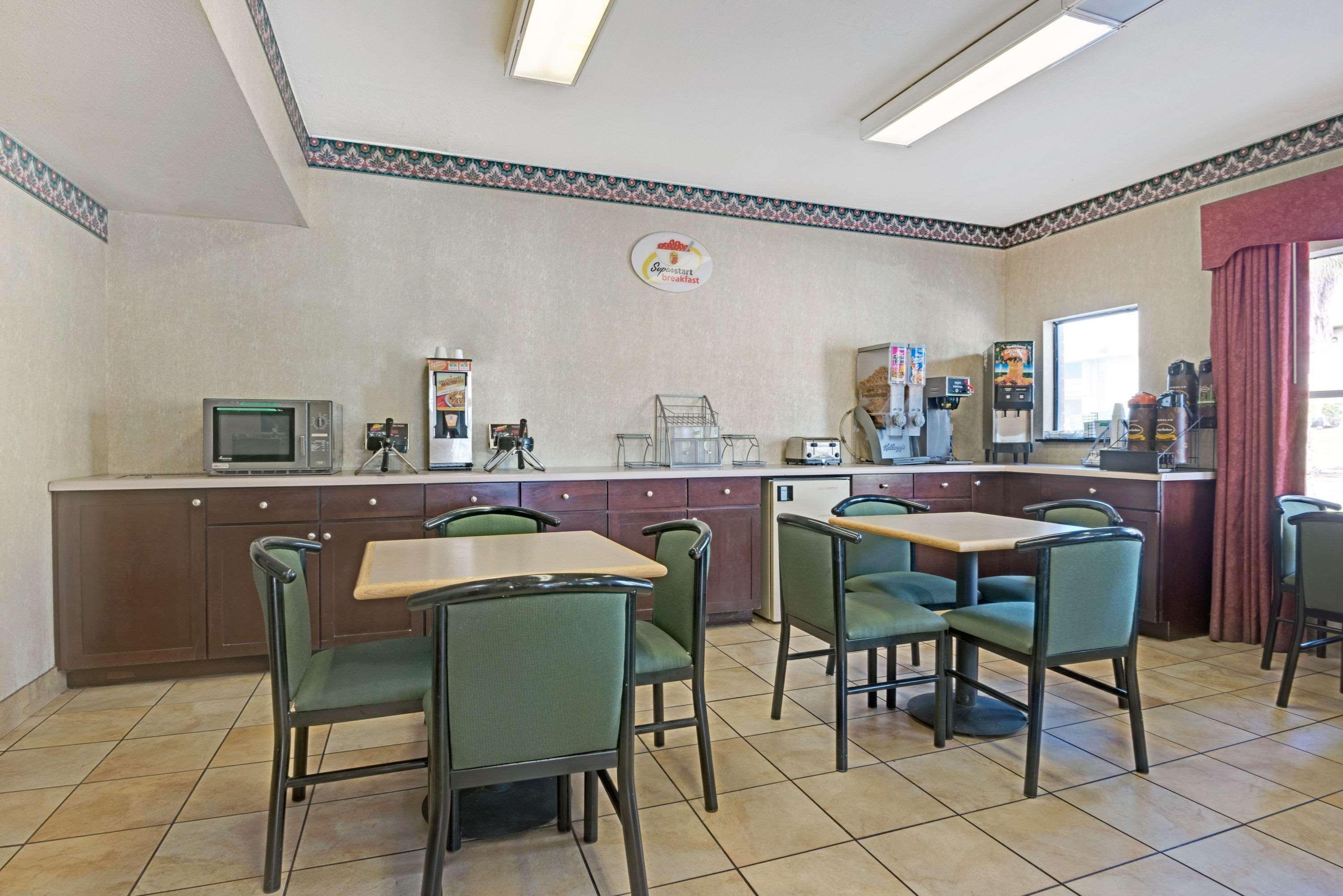 Super 8 By Wyndham Universal City Eksteriør bilde